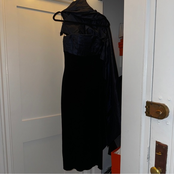 Oscar De La Renta Strapless Draped Taffeta Bow Midi Gown - Picture 9 of 16